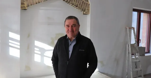 photo  le maire de crosmières, jean-yves denis, attend avec impatience l’ouverture de l’épicerie-bistrot dans l’ancienne forge.  &copy;  ouest-france 