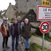photo  marc chatain des amis de saint-céneri, arsène guilmeau, adjoint, patrick bouleau, artiste, richard marquet, maire, de gauche à droite, devant les panneaux de la discorde, implantés à la sortie du vieux pont en direction de moulins le carbonnel 