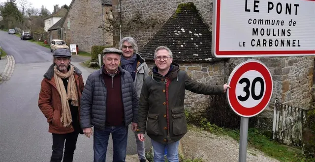 photo  marc chatain des amis de saint-céneri, arsène guilmeau, adjoint, patrick bouleau, artiste, richard marquet, maire, de gauche à droite, devant les panneaux de la discorde, implantés à la sortie du vieux pont en direction de moulins le carbonnel  &copy;  ouest-france 