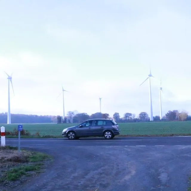 photo les cinq éoliennes de saint-brice-sous-rânes.  ©  ouest-france
