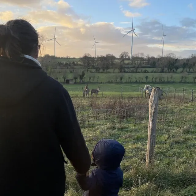 photo aurélie ganet et son fils, dans leur propriété, devant le parc éolien d’échauffour.  ©  ouest-france