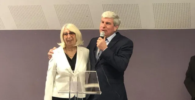 photo  le sénateur jean-pierre vogel a remis une médaille à martine crnkovic, maire de louailles (sarthe) pour 30 années de vie consacrées à la fonction d’élue.  &copy;  ouest-france 
