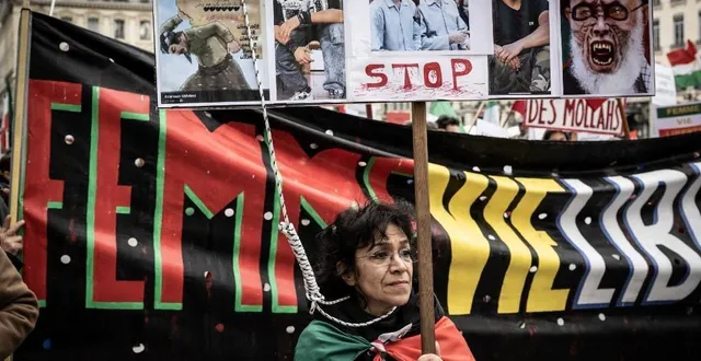 photo  une manifestante tient les portraits de personnes ayant été exécutées en iran, lors d’un rassemblement à lyon le 8 janvier 2023 contre le régime iranien.  &copy;  jean-philippe ksiazek / afp 