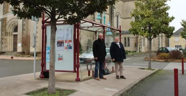 photo  dominique fouqueray, premier adjoint au maire, et bruno langlois, adjoint responsable de la commission voirie, devantl’arrêt de bus qui sera modifié en 2023.  &copy;  ouest-france 