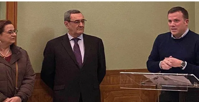 photo  le maire a remercié chaleureusement le docteur arquer et son épouse.  &copy;  val-au-perche 