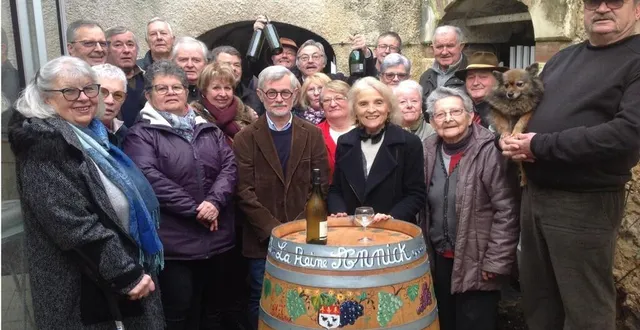photo  annick lefèvre devant le tonneau avec, à sa gauche, la doyenne simone sevault.  &copy;  le maine libre 