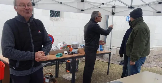 photo  le comité des fêtes offrait des parts de galette sur le marché.  &copy;  le maine libre 