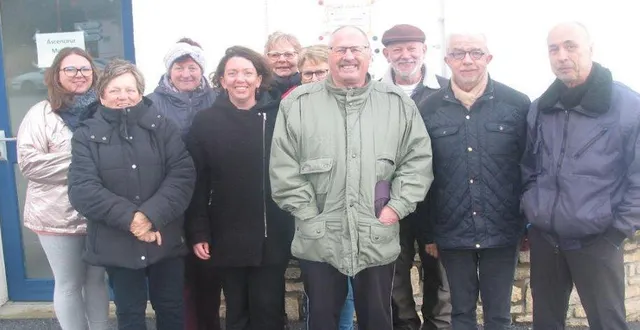 photo  le groupe prêt à partir, hier, avec les encouragements du maire, philippe bigot.  &copy;  ouest-france 