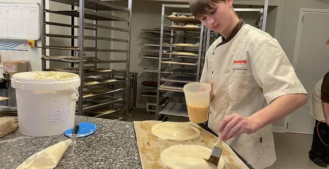 photo  mathéo toutain-larue en train de fabriquer une galette dans la boulangerie tabouret de briouze, dans l’orne.  &copy;  ouest-france 