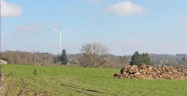 photo  photomontage de ce à quoi ressemblerait une éolienne dans le paysage de beauvain, dans l’orne.  &copy;  alterric 