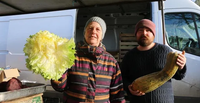 photo  sur le marché à argentan, laurence lepetit et wilfried, un de ses salariés, avec quelques-uns des légumes d’hiver produits au cercueil.  &copy;  ouest-france 