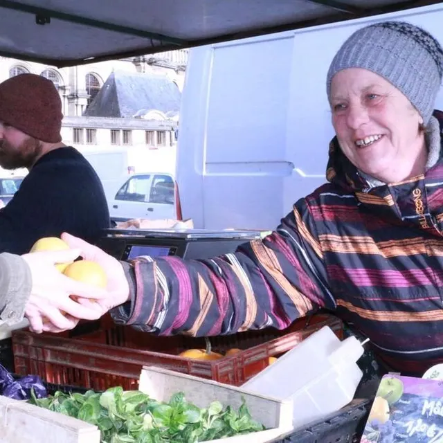 photo sur le marché à argentan, laurence lepetit et son salarié, wilfried, dit « willow ».  ©  ouest-france