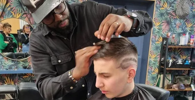 photo  l’artiste k-i styl a fait une démonstration de son art sur la tête de kévin, 15 ans.  &copy;  ouest-france 