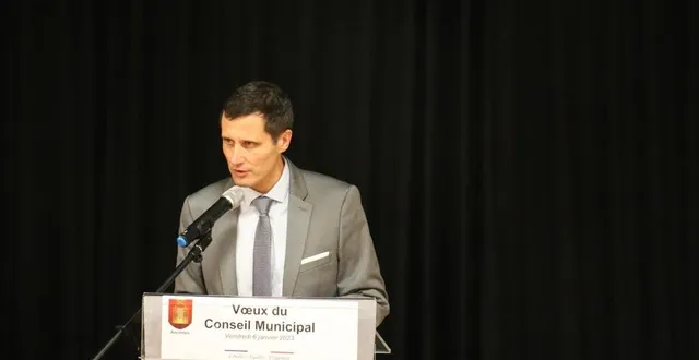 photo  denis assier, maire, lors de la présentation des vœux de la municipalité.  &copy;  ouest-france 