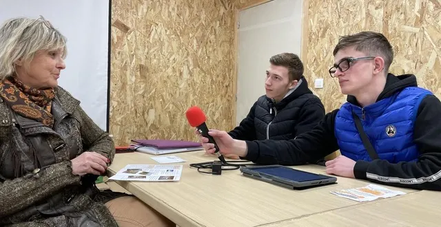 photo  catherine weber de rize, présidente des restos du cœur de l’orne, interviewée par deux élèves du lycée marcel-mézen d’alençon.  &copy;  ouest-france 