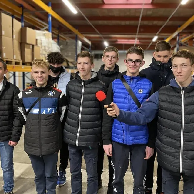 photo les élèves de deuxième année de cap opérateur logistique dans l’entrepôt départemental des restos du cœur de l’orne.  ©  ouest-france