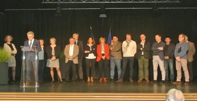 photo  laurent paris, maire, entouré d’une partie de son équipe, ainsi que de stéphane le foll, président de la métropole,  et véronique rivron, conseillère départementale.  &copy;  ouest-france 