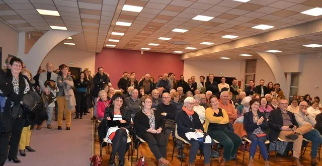 photo  le public a souvent été conquis par cette présentation humoristique des vœux de laurent hubert.  &copy;  le maine libre 