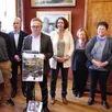 photo  entouré des membres du conseil municipal et des conseillers départementaux, le maire, richard marquet, présente la belle affiche de saint-céneri offerte par éric garnier. 
