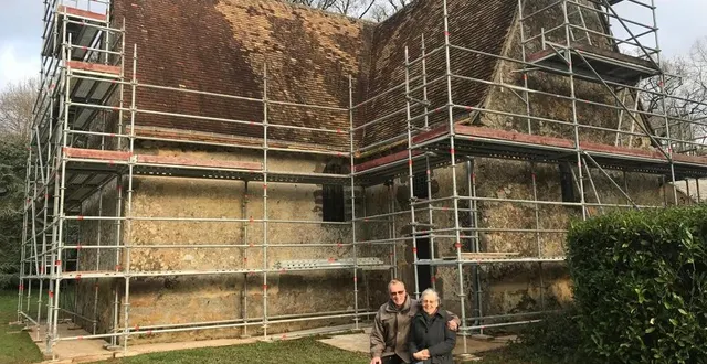 photo  la chapelle des etrichets entourée d’échafaudages pendant au moins 8 mois, roselyne et eric bigourdan sont bien conscients que c’est le prix à payer pour que celle-ci retrouve tout son éclat.  &copy;  ouest-france 