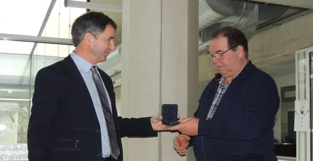 photo  le maire michel gendry (à g.) a remis la médaille de la communeà jean-michel heurtebise.  &copy;  le maine libre 
