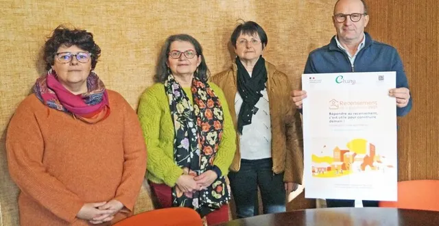 photo  nathalie vauléon, sylvie gandon et martine letourneur, les trois agentes recenseuses, et michel legalle, le maire.  &copy;  ouest-france 