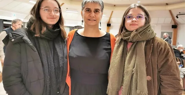 photo  florence février, maire de saint-ouen-en-belin, entourée d’émilie thévenot (à droite) et eloann le roux (à gauche).  &copy;  le maine libre 