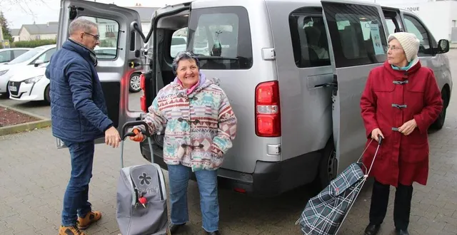 photo  pascal, chauffeur bénévole, avait déjà l’habitude d’amener maria-dolorès et bernadette au marché une fois par semaine. depuis décembre, la navette de la ville de la flèche (sarthe) passe également une fois par mois dans les grands supermarchés.  &copy;  ouest-france 