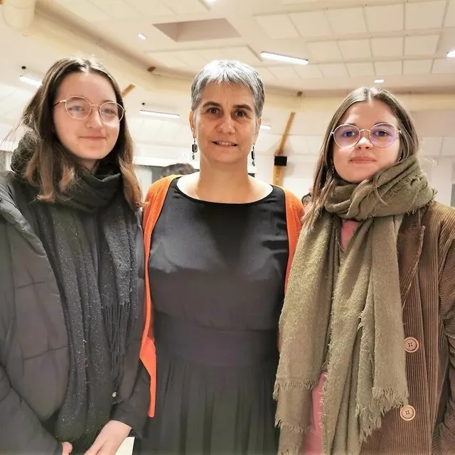 photo florence février, maire de saint-ouen-en-belin, entourée d’émilie thévenot (à droite) et eloann le roux.  ©  le maine libre