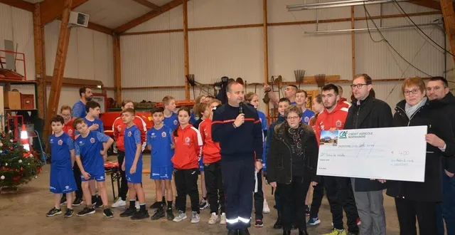 photo  samedi matin, les 23 jeunes sapeurs-pompiers de moulins et leurs formateurs ont reçu de nouvelles tenues de sport.  &copy;  ouest-france 
