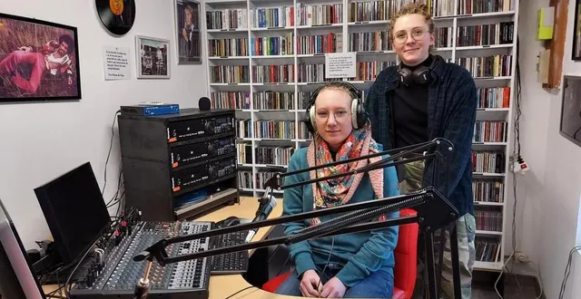 photo  louane et marie (debout) prêtes pour leurs nouvelles émissions  &copy;  ouest-france 