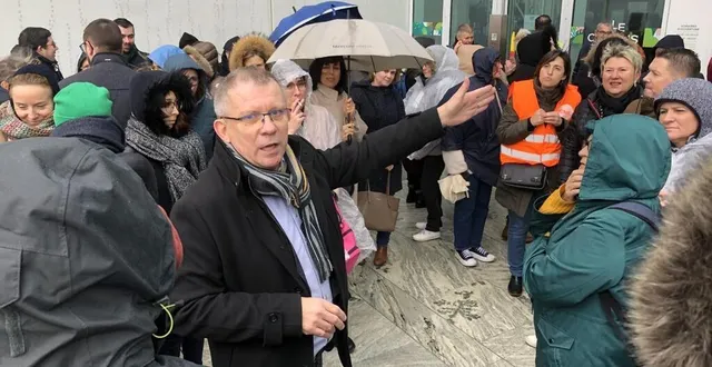 photo  les grévistes, ce jeudi 12 janvier 2023, devant le siège de nantes. au premier plan : pascal planchot, le porte-parole de la cfdt.  &copy;  ouest-france. 