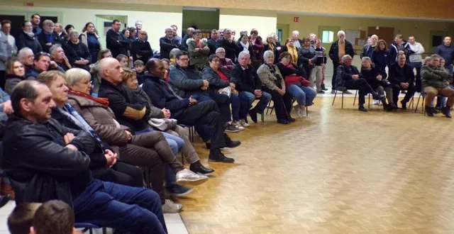 photo  la salle polyvalente était bondée pour la cérémonie des vœux du maire joël lelarge.  &copy;  le maine libre 