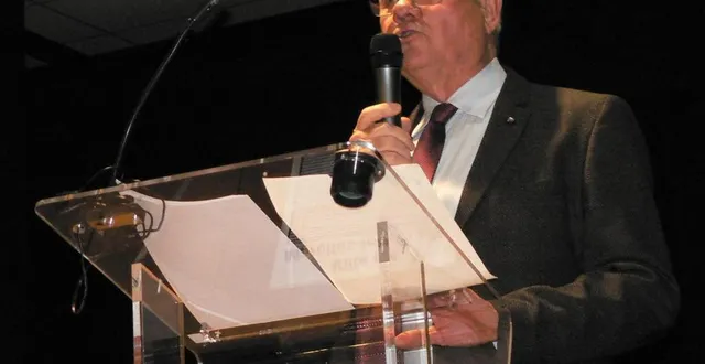 photo  francis belluau, le maire de marolles-les-braults, a détaillé les travaux en cours et en projet.  &copy;  ouest-france 