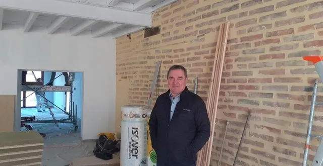 photo  jean-yves denis, maire de crosmières, dans l’ancienne forge rénovée qui accueillera l’épicerie-bistrot en avril 2023.  &copy;  le maine libre 