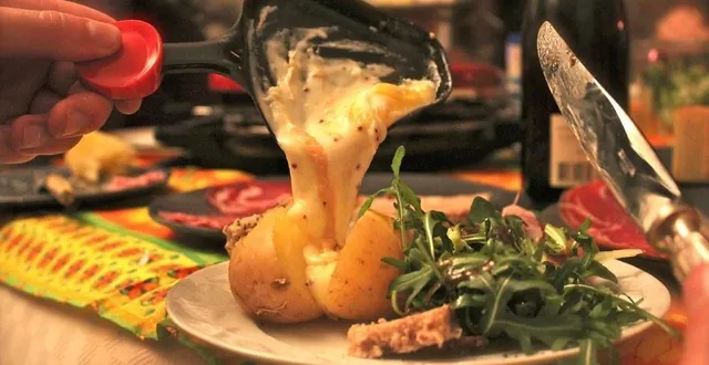 photo  « j’peux pas, j’ai raclette » : c’est le nom donné à la soirée proposée par le centre social croix-mercier, vendredi 20 janvier, à la salle mazeline de damigny.  &copy;  flickr 