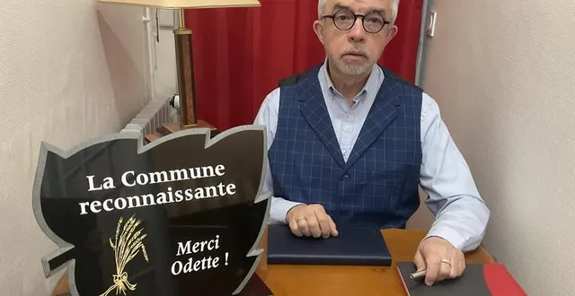 photo  le maire présente la plaque qui sera déposée, dimanche midi, sur la tombe de la famille peltier.  &copy;  ouest-france 