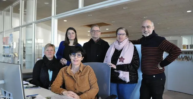 photo  une petite partie de l’équipe de l’apostrophe au côté de jean-louis lemarié, vice-président de la cdc du pays sabolien, et de roland bouchon, directeur de l’action culturelle au sein de la cdc (à droite).  &copy;  le maine libre 