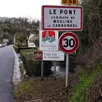 photo  à l’entrée du village en venant de moulins le carbonnel, les panneaux de signalisation routière masquent le panneau de saint-céneri, petite cité de caractère. 