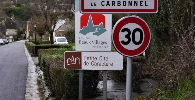 photo  à l’entrée du village en venant de moulins le carbonnel, les panneaux de signalisation routière masquent le panneau de saint-céneri, petite cité de caractère.  &copy;  ouest-france 