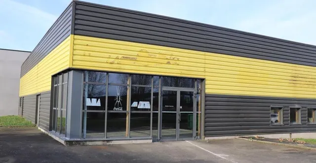 photo  l’ancien laser bowl va se transformer en salle de sport basic fit, à la flèche.  &copy;  ouest-france 