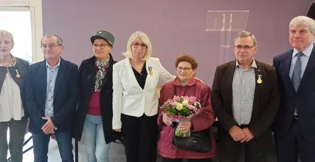 photo  les personnes mises à l’honneur avec les élus.  &copy;  le maine libre 