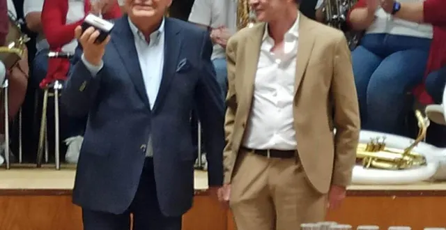 photo  le maire régis cerbelle a remis la médaille communale au docteur didier simon.  &copy;  le maine libre 