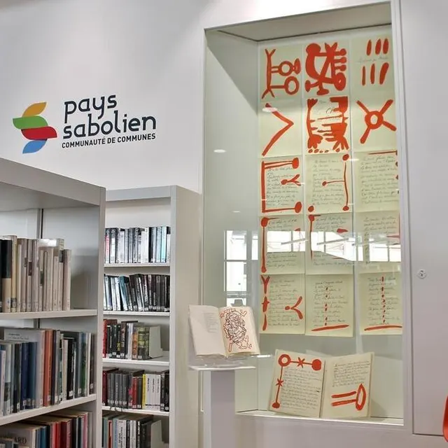 photo à travers des vitrines, des œuvres du fonds pierre-reverdy seront désormais mises en avant au sein de la médiathèque.  ©  ouest-france