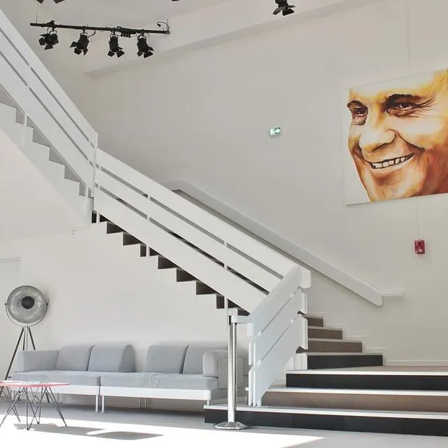 photo le portrait de joël-le theule, réalisé par l’artiste angevin al1 et commandé par la ville en 2020 pour les 40 ans de la disparition de l’ancien maire sabolien orne l’un des accès à la scène qui porte son nom.  ©  ouest-france