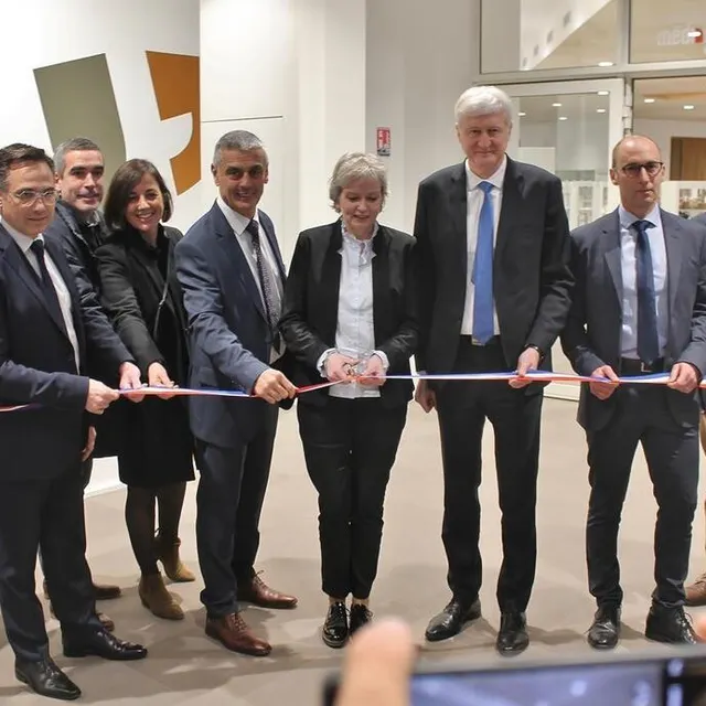 photo c’est véronique ortet, la sous-préfète (au centre), qui a coupé le ruban tricolore lors de l’inauguration des élus, vendredi 13 janvier, aux côtés notamment de daniel chevalier, président du pays sabolien (cinquième à gauche), nicolas leudière, maire de sablé (deuxième à gauche), et dominique le mèner, président du conseil départemental (troisième à droite).  ©  ouest-france