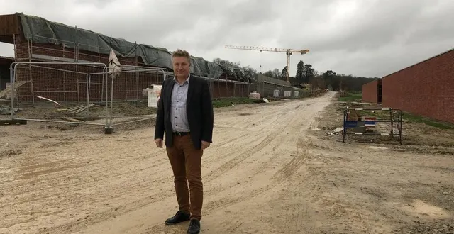 photo  sébastien leroux devant l’allée des grands-champs qui reliera les parkings, les boxes, et les carrières.  &copy;  ouest-france 