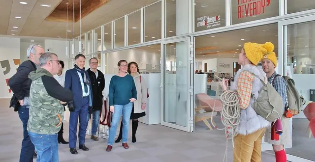 photo  les drôles de guides de la houlala compagnie ont embarqué des représentants de la ville et de la communauté de communes dans leur tour du pôle culturel, vendredi 13 janvier 2023. ce samedi, ce sera au tour du grand public pour l’inauguration.  &copy;  ouest-france 
