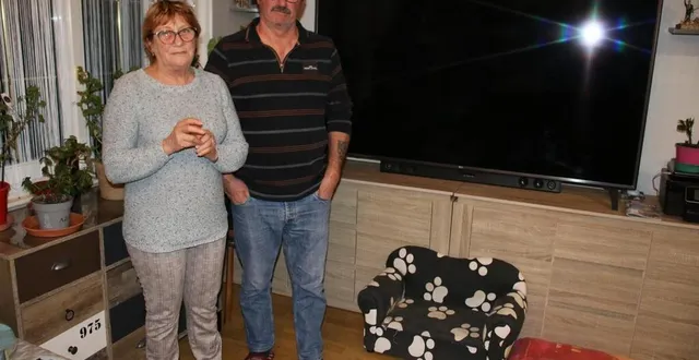 photo  danielle et jean-marc truchet, avec à leurs pieds un mini-canapé sur lequel leeloo avait l’habitude de s’installer.  &copy;  le maine libre 