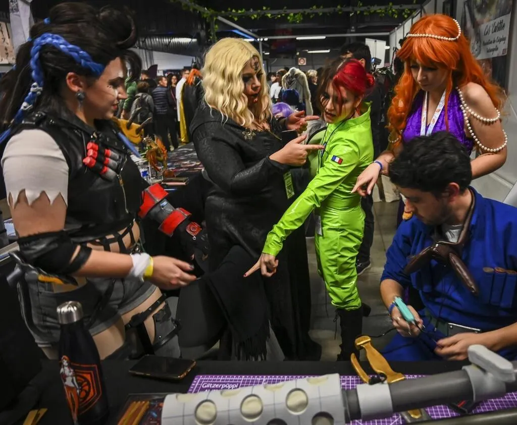 EN IMAGES. Geek life festival carton